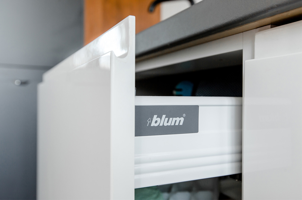 Отличие фурнитуры Blum и Hettich