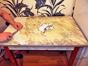 Даже очень старый стол можно отреставрировать