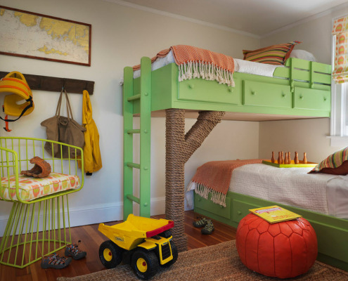 Зеленая кровать в детской