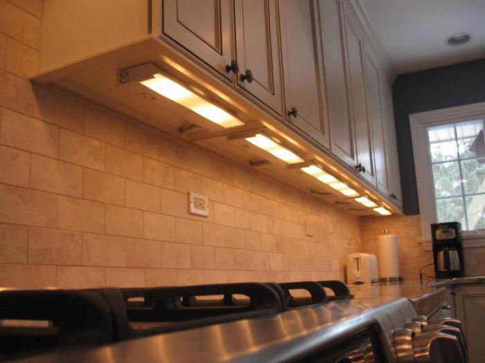 Подсветка на кухне под шкафами светодиодами