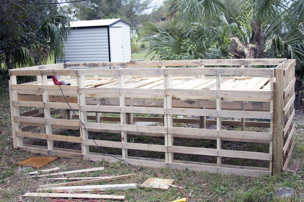 Raised pallet garden