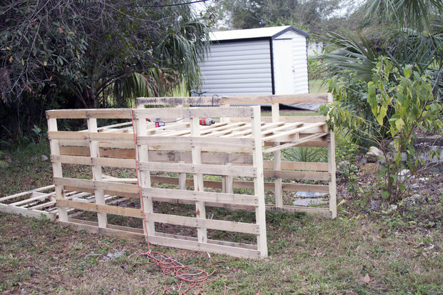 Raised pallet garden