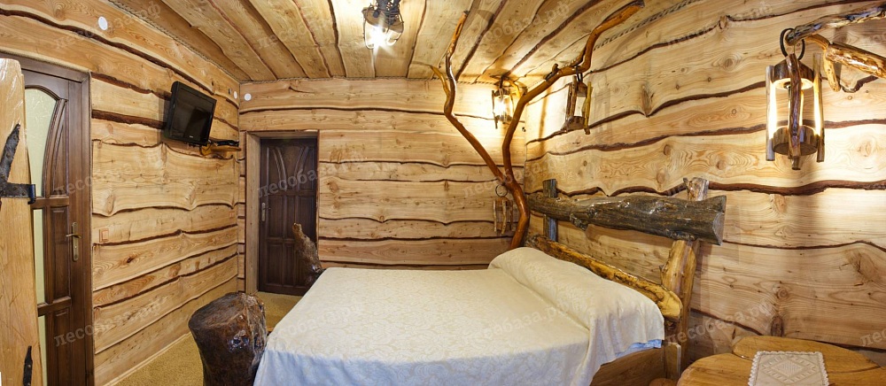 Внутренняя оделка необрезной сухой строганной доской спальни в стиле "охотничий домик"