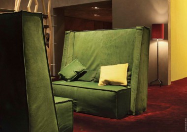 Двухместный диван с высокой спинкой в обивке зелёной кожей от Baxter
