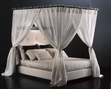 Кровать с белым балдахином от Fendi Casa