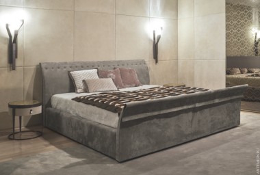 Кровать с изножьем в отделке нубуком от Longhi