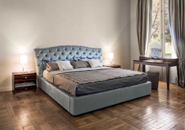 Кровать для спальни в неоклассическом стиле от Longhi