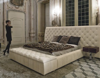 Кожаная кровать Longhi Napoleon с большим изголовьем и прикроватной банкеткой
